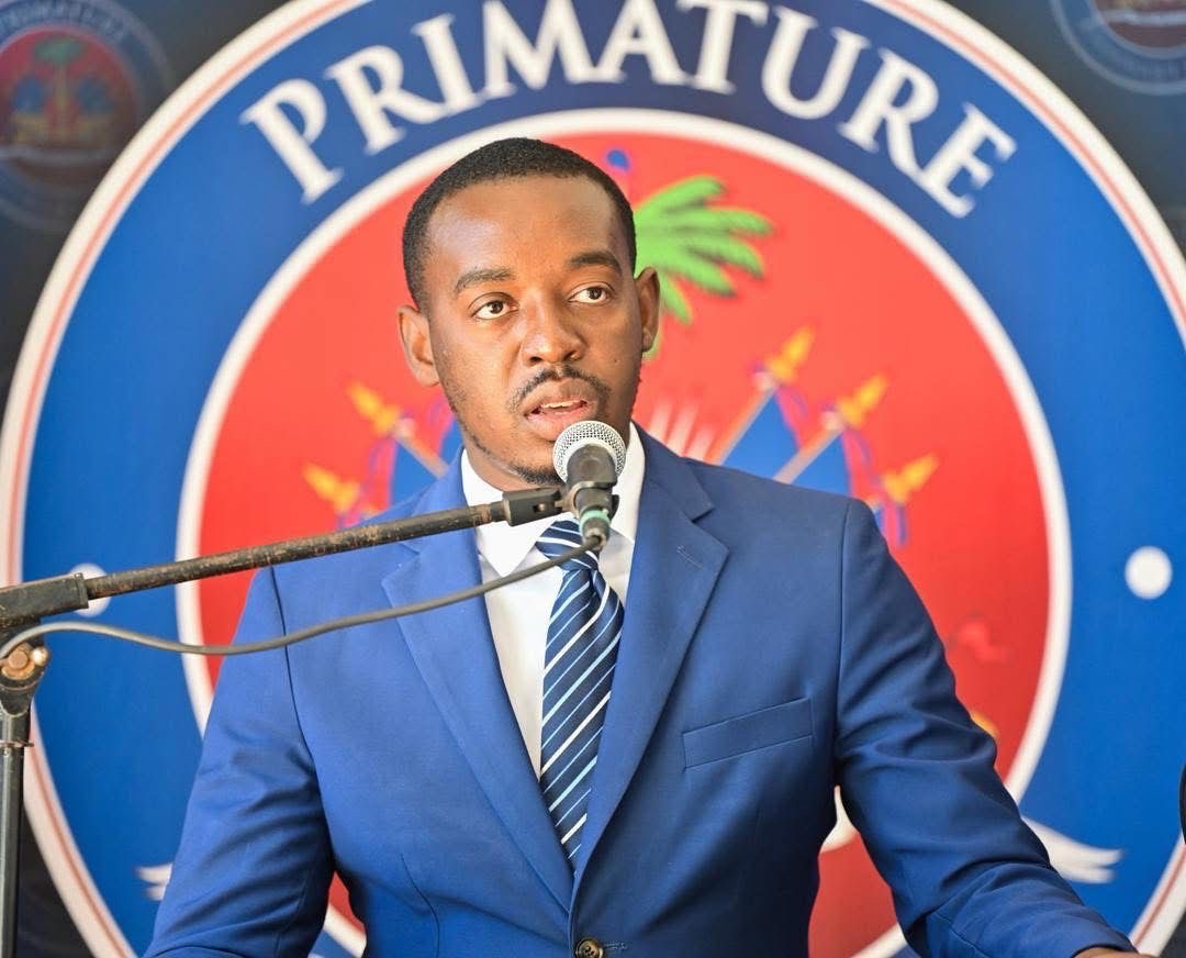« L’État reprend sa place » : Bendgy Tilias, secrétaire d’État à la Communication, salue le retour du gouvernement au Palais national